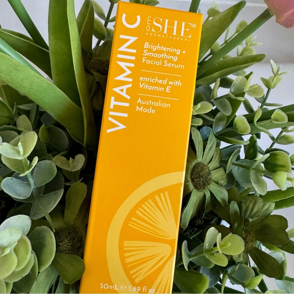 SHE Vitamin C
Brightening +
Smoothing Facial